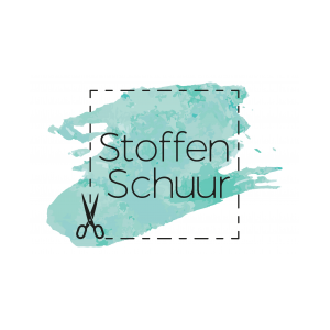 Het logo van De Stoffenschuur in Diest. De naam van de stoffenwinkel in een vierkant met stippellijn waarop een schaartje staat alsof je het logo moet uitknippen. Op de achtergrond is een groene verfvlek.